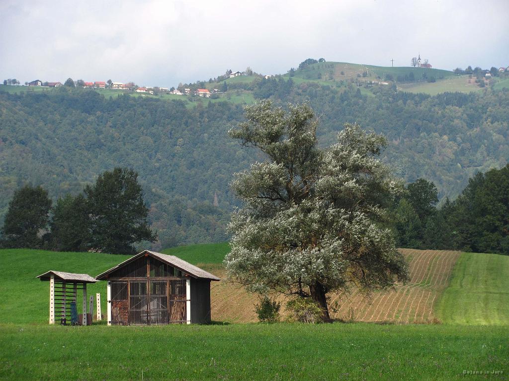 Slika_06.jpg - Malce pred Horjulom se pokaže sonček in v ozadju najin cilj.