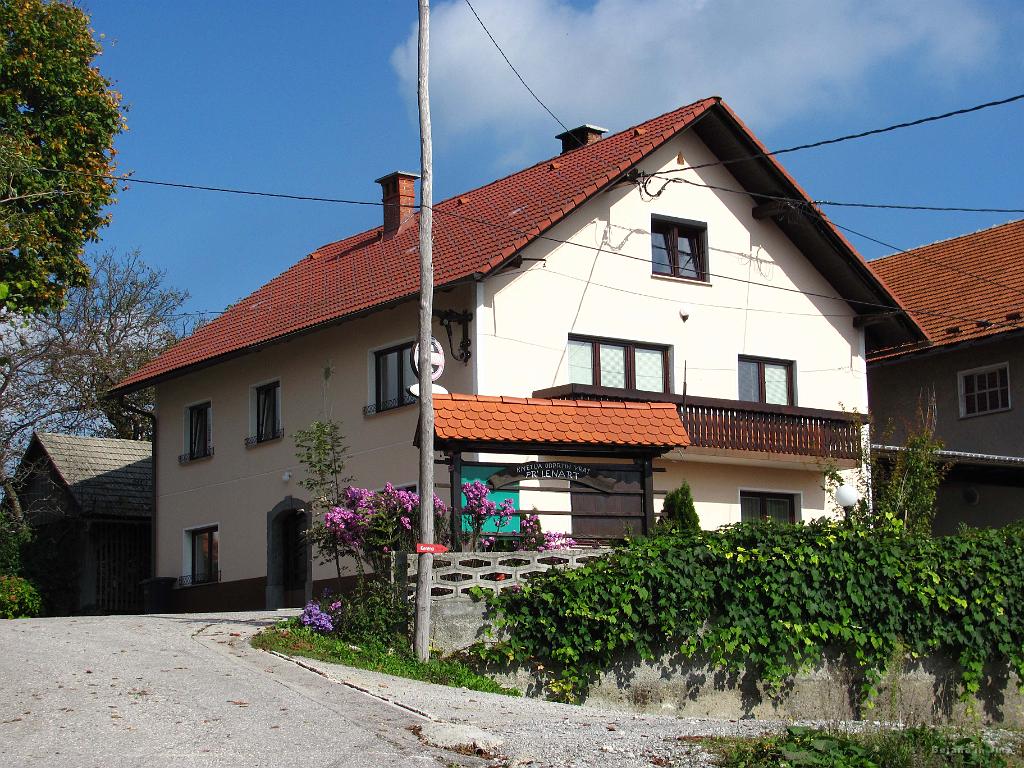 Slika_21.jpg - Malce pred cerkvijo je kmetija odprtih vrat Pr' Lenart, ki pa je imela tokrat vrata zaprta.