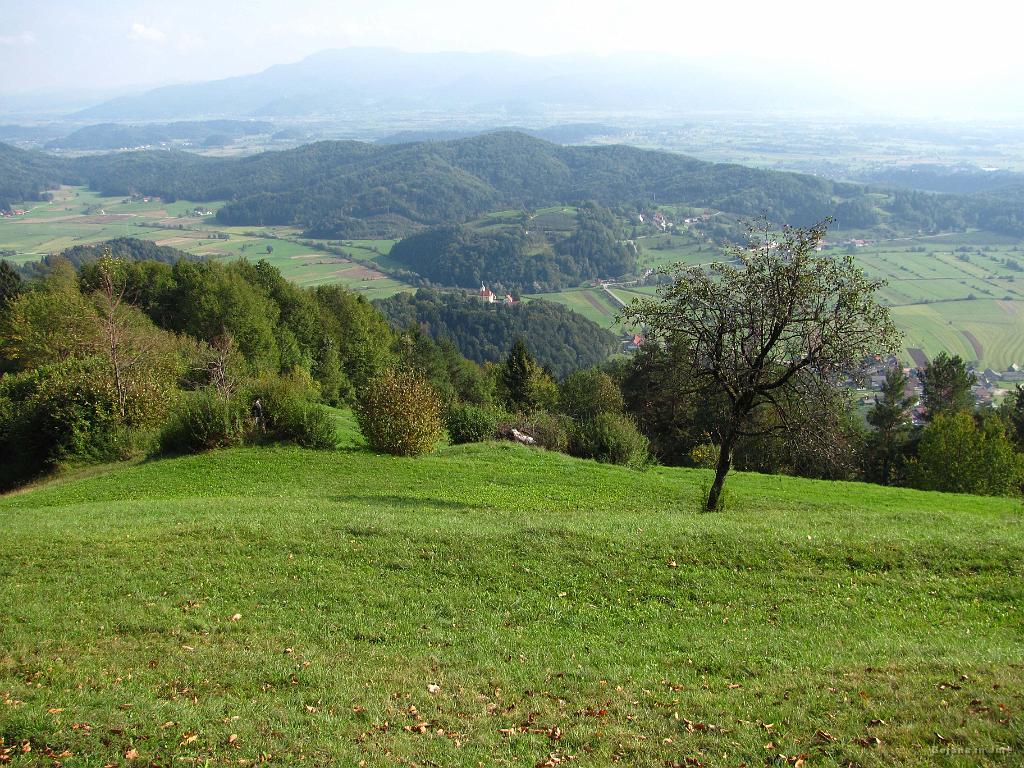 Slika_32.jpg - Pogled v smeri sv. Urha, Lesnega Brda in naprej v smeri Vrhnike.