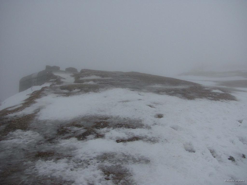 Slika_11.jpg - Na vrhu sicer spihano in ledeno, vendar se bi tudi s smučkami našlo dovolj prostora.