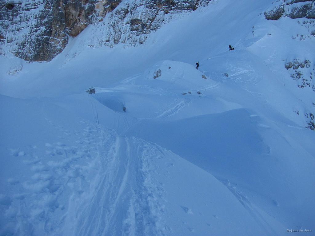 Slika_23.jpg - Pogled na celotno sedlo Uršič (2280 m) ob 12:30. Varianta smučanja je tudi desno in ob stenah Bele peči do doline oz. smučarske proge, vendar pa nepoznavanje terena vodi do smučanja v levi smeri, kjer je veliko več smučin. So pa nekateri šli tudi desno.