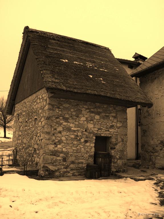 Slika_06.jpg - Redko še vidimo s slamo krito stavbo.