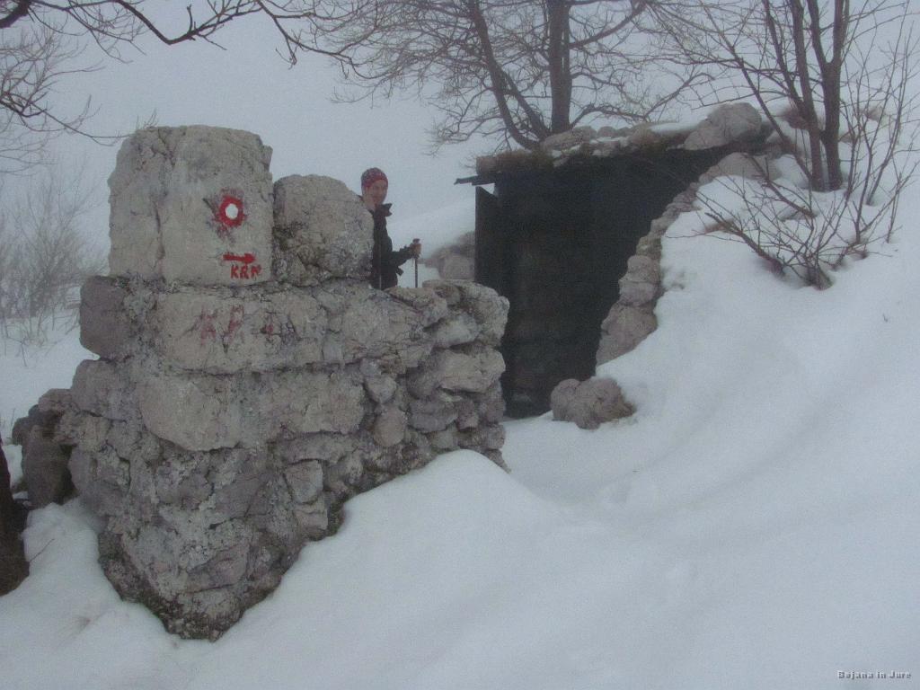 Slika_16.jpg - Krn desno...v WC :) Če na hitro pogledaš, je kot vhod v podzemni prehod proti Krnu :)