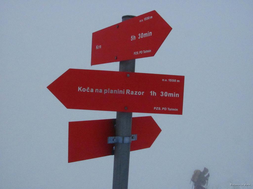 Slika_19.jpg - Zaradi megle in nezgaženosti poti se nismo odločili za to zgornjo pot v smeri pl. Razor.
