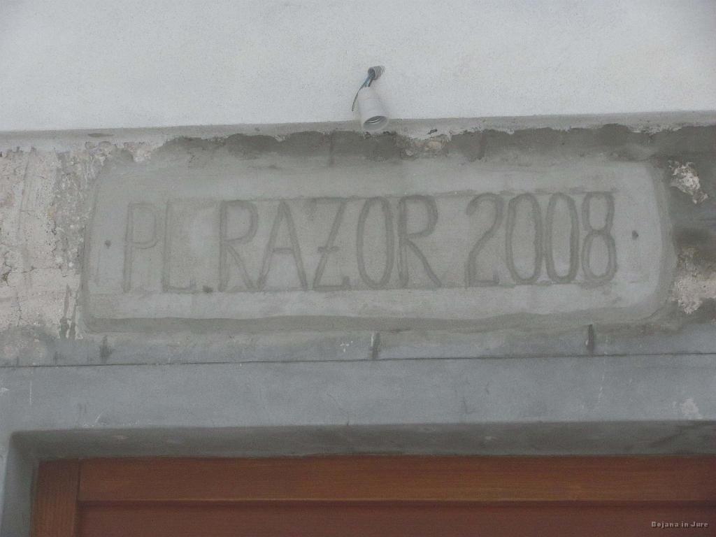 Slika_31.jpg - Srečni, da smo prispeli do stavb! Pred tem je padla tudi odločitev, da če ne najdemo planine v 15. minutah, se obrnemo in gremo v znani smeri nazaj.