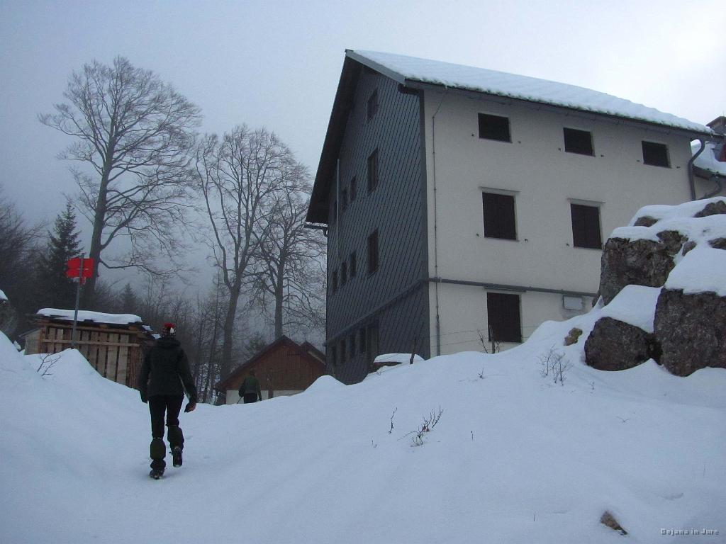 Slika_36.jpg - Proti "glavni" stavbi pl. Razor. Priznati moram, da sem mislil, da je ta planina višje!