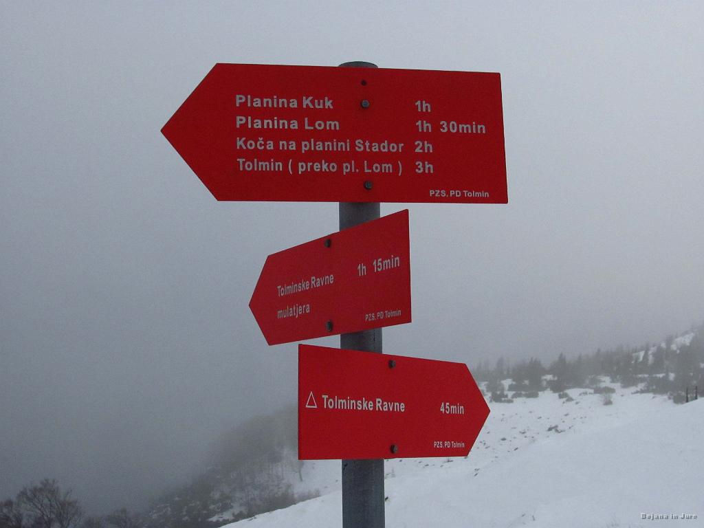 Slika_42.jpg - Ker direktna oz. krajša pot ni bila zgažena ter zaradi zopet spuščajoče megle, smo raje v dolino šli po mulatjeri.