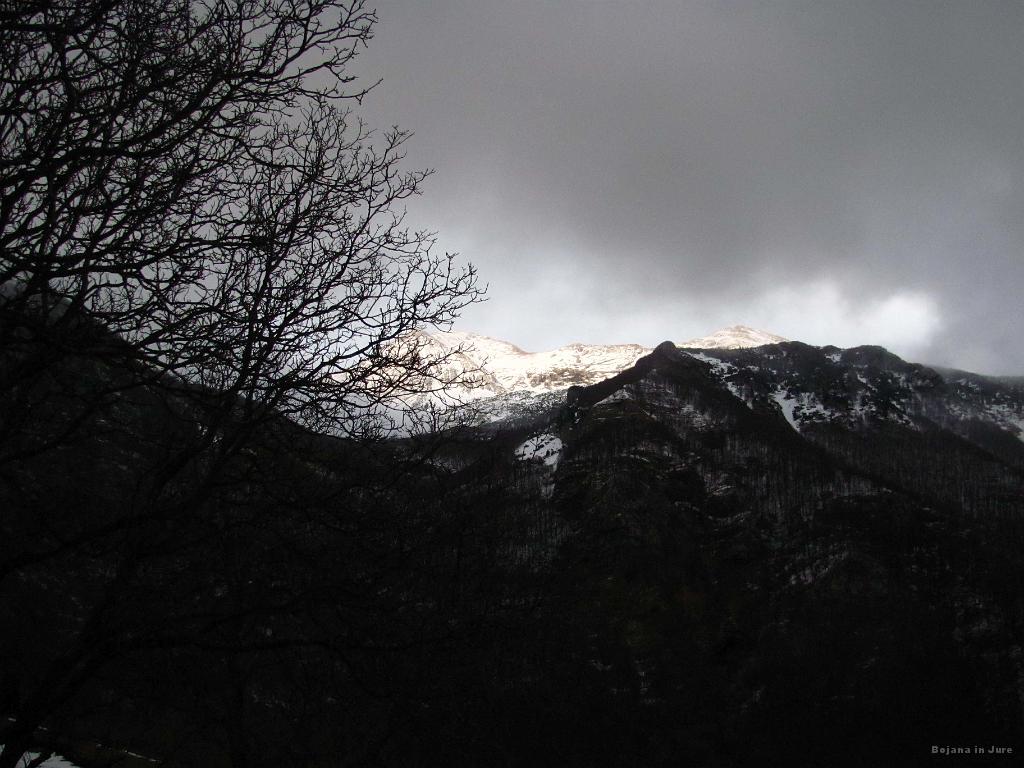Slika_56.jpg - Ja kaj naj rečem. Ob prihodu do avta se pokažejo sončni vrhovi, ki jih danes nismo od blizu niti čutili, kaj šele videli. Na poti smo bili od 9:00 do 15:20. Ja, pavze so bile kar konkretne.