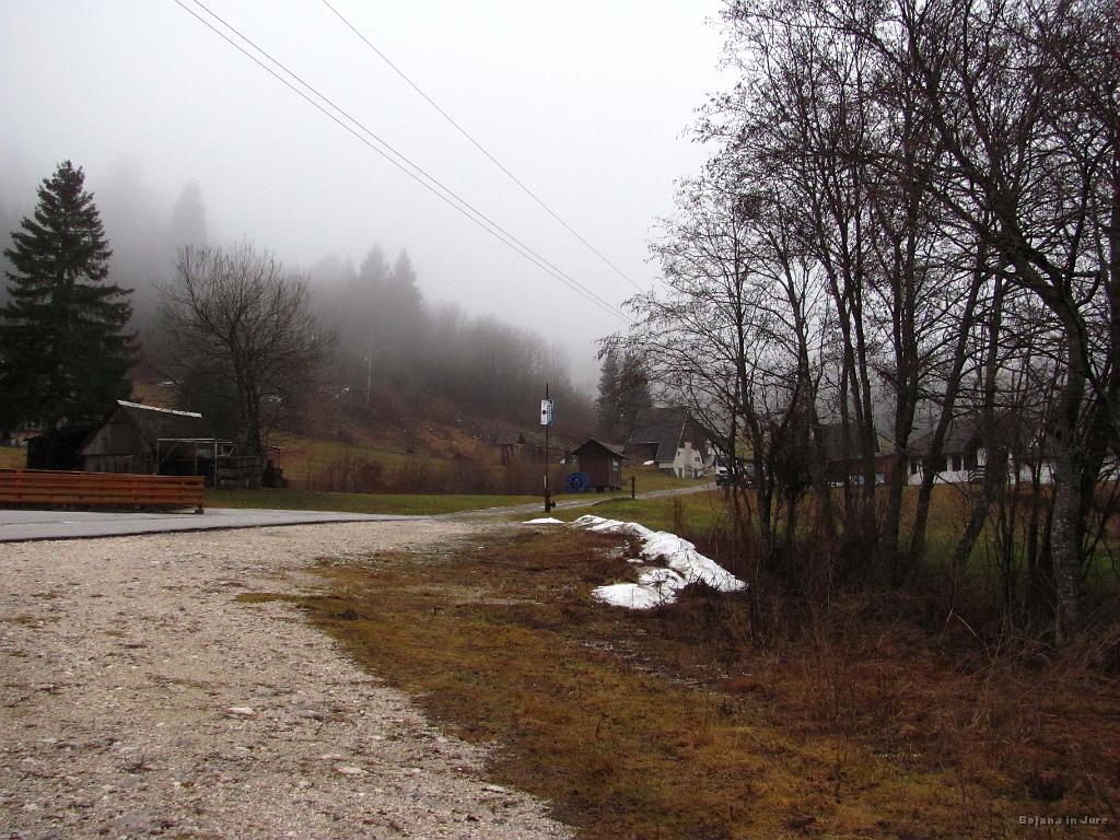 Slika_02.jpg - Sonček se skriva nad meglo. Parkirala sva na parkirišču za vasjo Ravne nad Bohinjsko Bistrico na višini cca. 800 m.