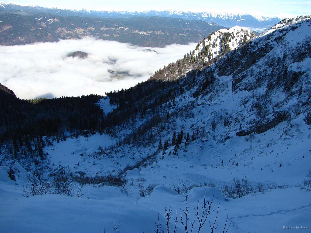 Slika_41.jpg - Sva že prilično visoko, nekako vstopava v grapco. Sneg pa še vedno predirajoč tudi do pasu, novega pa le nekaj cm (več kot 5 cm ga ni bilo).