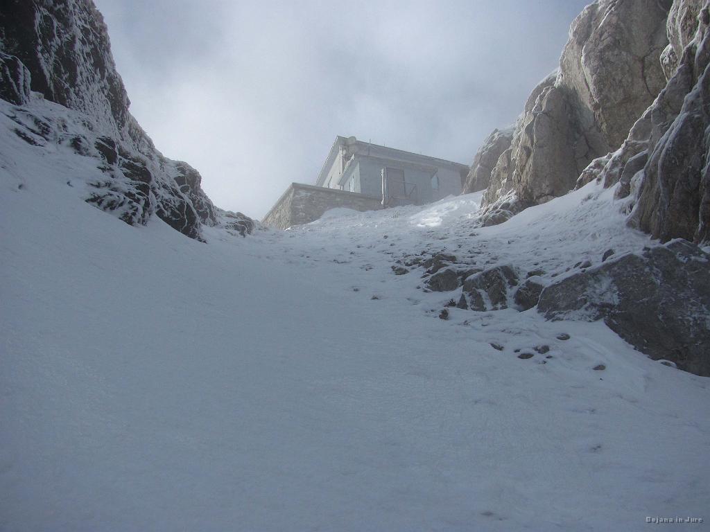 Slika_45.jpg - Malce še vztrajava, vendar se je veter na vrhu okrepil, tudi oblake je pričelo nositi, pa tudi podlaga ni bila ravno prijazna. Nič, ukaz o povratku! Ura 14:05. Za naju je to kot vrh!