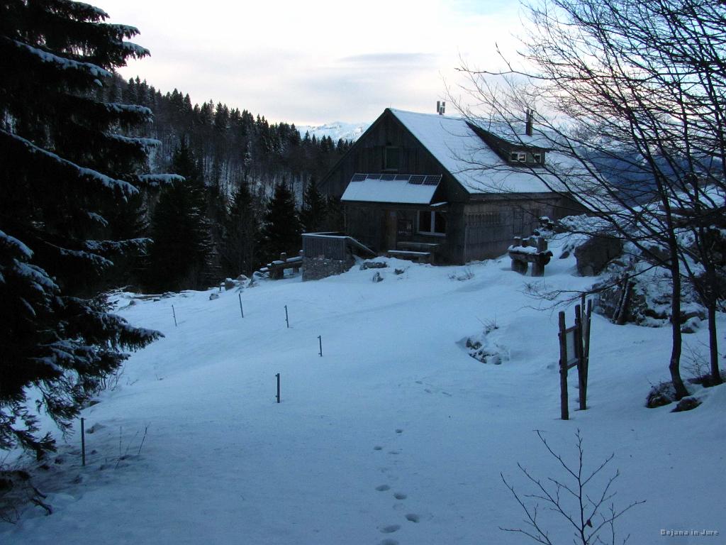 Slika_53.jpg - Evo, pri koči sva ob 15:45. Kar dober čas.