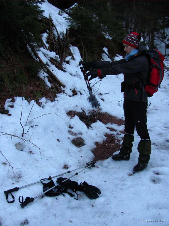 Slika_54.jpg - Pri Orožnovi koči sva snela samo dereze in spravila cepin ter jo ucvrla naprej, saj je bil veter premočan. Ko prideva na gozdno cesto, odvrževa stvari in si privoščiva en sendvič. Ja, do sedaj sva pojedla samo en sendvič in eno čokoladico.