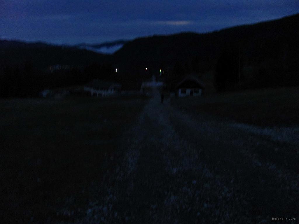 Slika_57.jpg - Ni še 100% tema, vendar je že prilično blizu. Avto pa tudi!