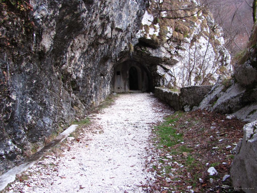 Slika_11.jpg - Vhod v tunel, ki je z desne strani prežet s sobami, ki gledajo proti glavni cesti. V teh luknjah pa kanoni.