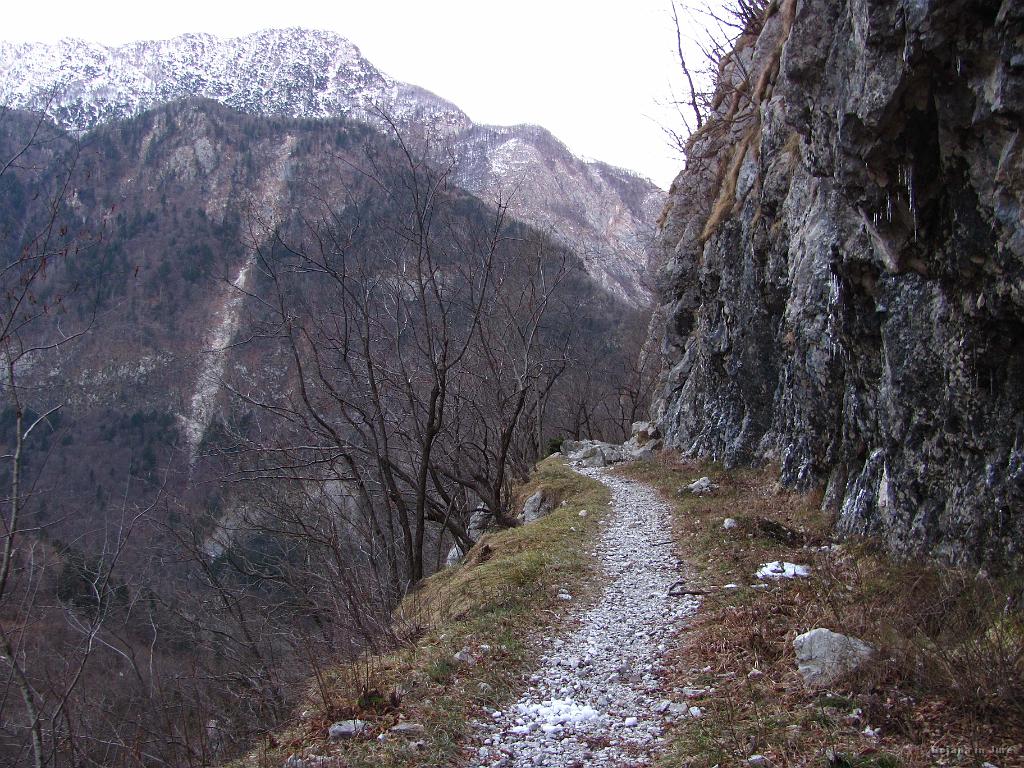 Slika_15.jpg - Po enem zavoju se cesta malce zoži.