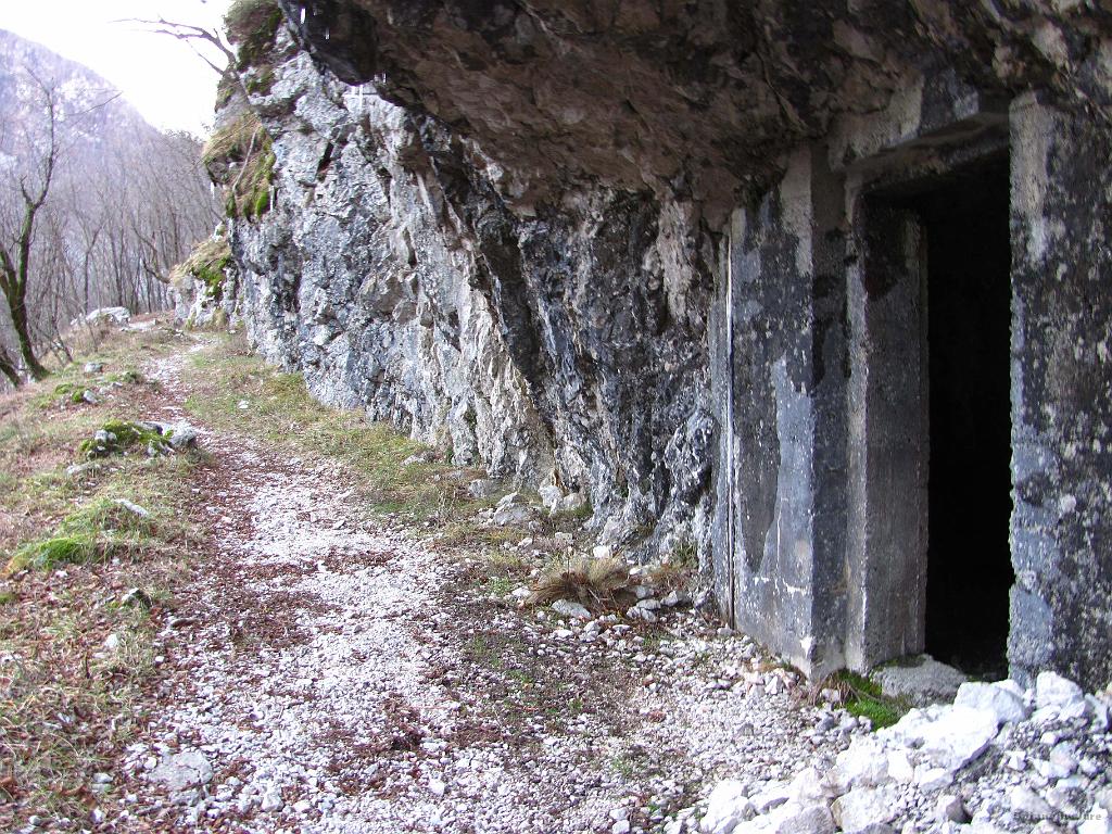 Slika_16.jpg - Tudi tu so si čas krajšali s kopanjem v živo skalo.