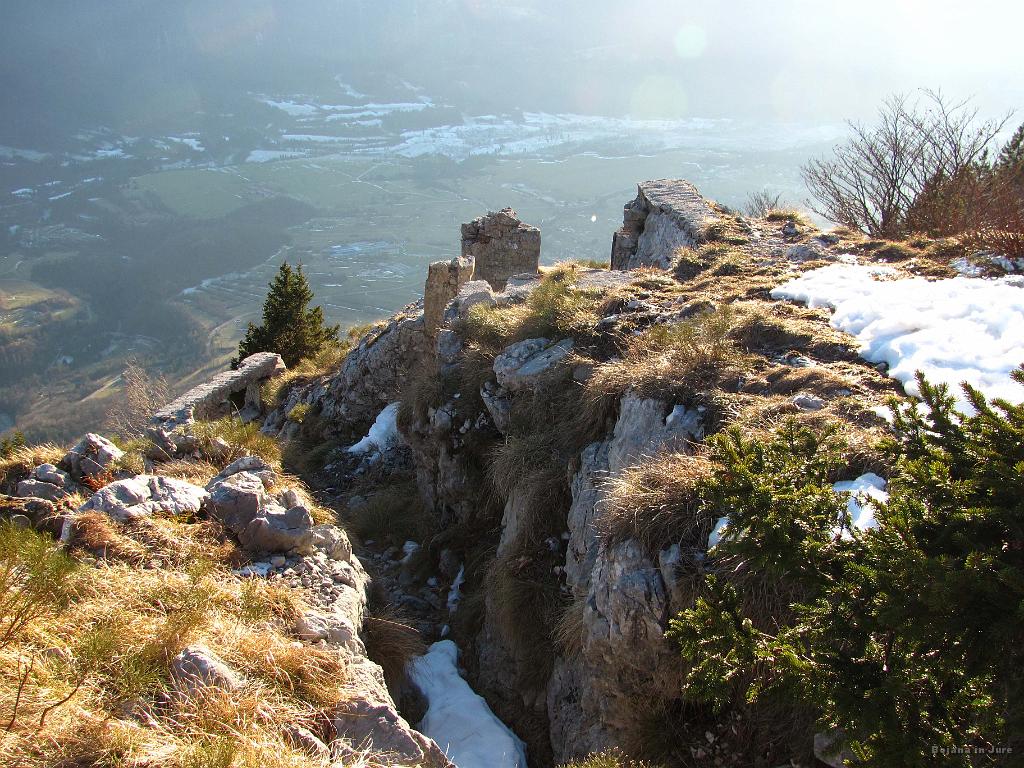 Slika_75.jpg - Ruševine topniške opazovalnice.