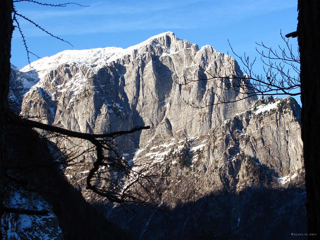 Slika_78.jpg - Jerebica (2126 m) v popoldanskem soncu s cca. 1300 m.