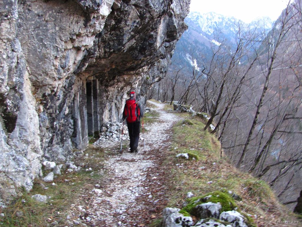 Slika_83.jpg - Dejansko so odklesali celotno skalo!