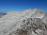 Ta slika pa nama z Bojano spet zelo veliko pove, kajti najvišji vrh je Kanjavec, vendar pa se lepo vidi prelep greben proti drugemu vrhu Kanjavca ter nato po dolgem spustu grebena proti Temenu (2498 m) ter Poprovcu (2495 m), spodaj pa plato Hribaric. Na desno od Kanjavca pa je tudi lep greben, ki ga je verjetno komot za prehodit, še posebej pa na nekaj vrhov nad kočo na Doliču. No, dokler pa nisva tam, je beseda komot morda preveč.
